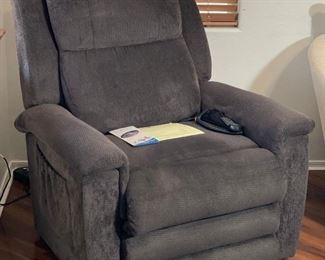 LA-Z-BOY Reclining Power Lift Chair Clayton Gold Luxury Lift	45x40x30in	HxWxD
