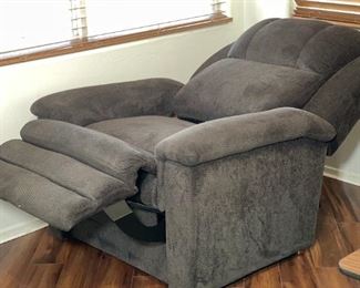 LA-Z-BOY Reclining Power Lift Chair Clayton Gold Luxury Lift	45x40x30in	HxWxD
