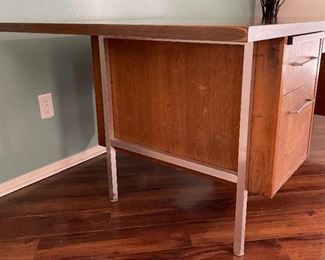 Vintage Jasper Executive Wood Desk	29x39x76	HxWxD
