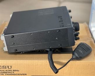 YAESU FT-847 Satellite Transceiver Ham Radio in Box	Unit: 3.5x10.75x13in <BR>Box: 8x15x18in	HxWxD
