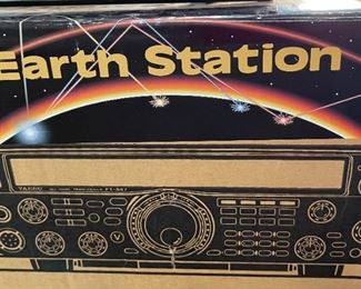 YAESU FT-847 Satellite Transceiver Ham Radio in Box	Unit: 3.5x10.75x13in <BR>Box: 8x15x18in	HxWxD
