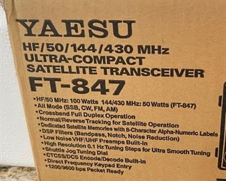 YAESU FT-847 Satellite Transceiver Ham Radio in Box	Unit: 3.5x10.75x13in <BR>Box: 8x15x18in	HxWxD
