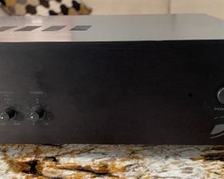 Dayton HPSA1000R Subwoofer Amp HPSA-1000R Amplifier	4x17.5x14	HxWxD
