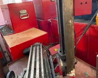 Mini Vertical Milling Drilling Machine AS-IS	24x23x22in	HxWxD
