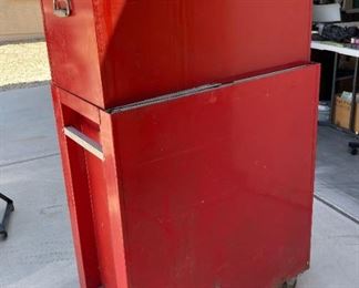 Craftsman Commercial 2-Piece Tool Chest	59x34x19in	HxWxD
