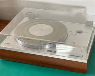 AS-IS Yamaha YP-800 Vintage Turntable No Tonearm	7x19x16in	HxWxD
