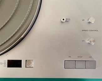 AS-IS Yamaha YP-800 Vintage Turntable No Tonearm	7x19x16in	HxWxD
