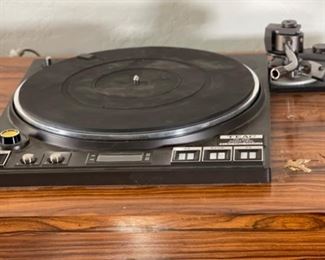 TEAC TN-400 Vintage Turntable AS-IS	4x22x20in	HxWxD
