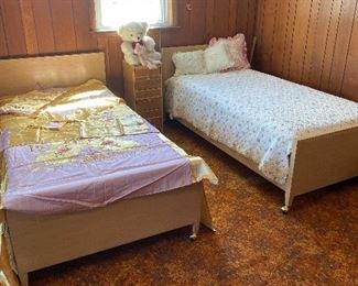 Mid Century Blonde Mahogany Twin Bed Set