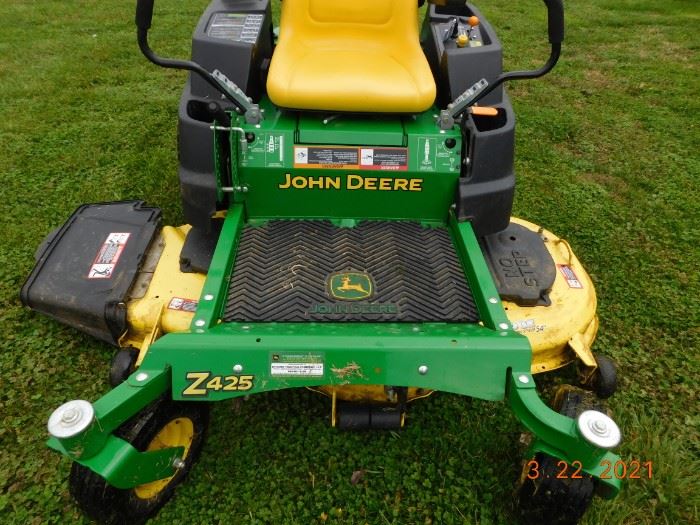 Like new John Deere Z425 zero turn mower.