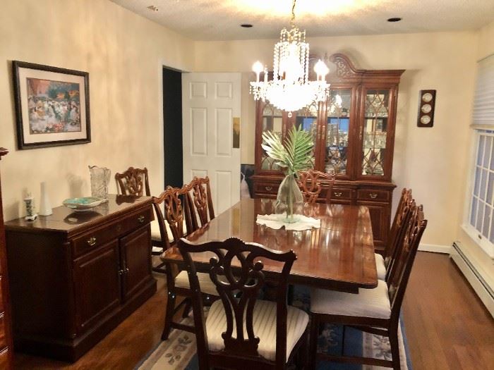Beautiful mahogany dining room set with leaves