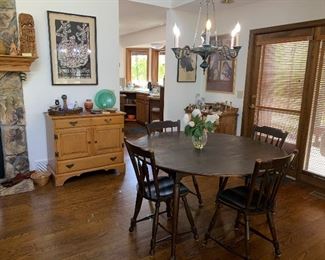 Vintage Round Dining Kitchen Table with 4 chairs and 2 leaves