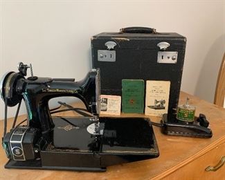Portable vintage Singer Sewing Machine 221-1