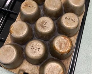 Wagnerware Muffin Tin