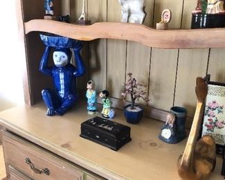 Decorative items for shelves