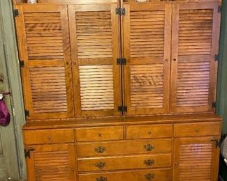 ETHAN ALLEN Baumritter Louvered Door Dresser / Hutch