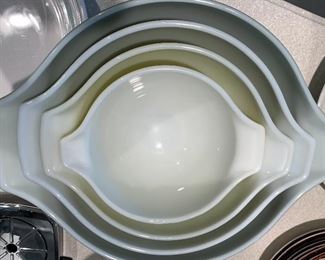 Vintage Pyrex Bowl Set