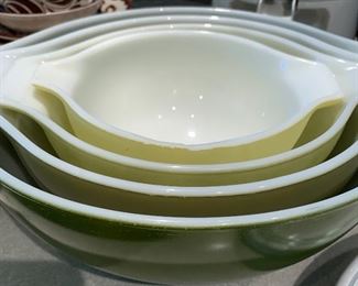 Vintage Pyrex Bowl Set