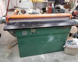 206	

Ritter Manufacturing Inc. Double Sided Edge Sander
Model No: R-700 Measures Approx: 70" x 32" x 41"