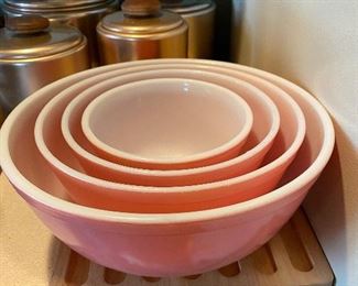 Wow! Set of vintage pink Pyrex bowls