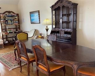 Hendredon Dining Table w/6 Chairs and 2 leaves