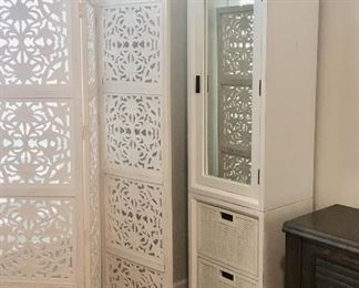 Screen Divider
Tall Cabinet with Mirror