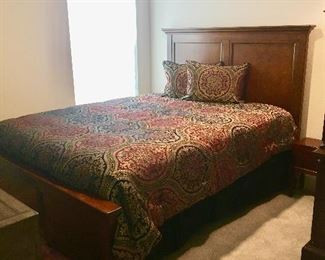Queen Bed: Headboard & Footboard 