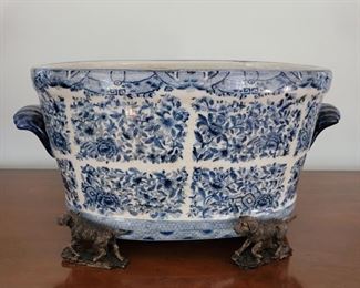 Large oval planter on animal feet - 10" high x 21" wide x 14" deep