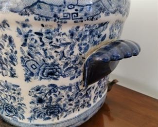 Large oval planter on animal feet - 10" high x 21" wide x 14" deep