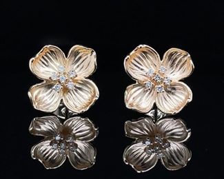 Golden Spring Dogwoods are here! These gorgeous flowers are adorned with 4 luscious gold leaves and fancy diamond stamens.