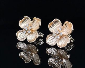 Golden Spring Dogwoods are here! These gorgeous flowers are adorned with 4 luscious gold leaves and fancy diamond stamens.