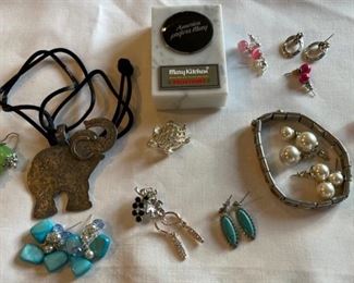 REDUCED! $7.50 NOW, WAS $10.00................Costume Jewelry (C203)
