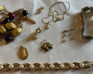 CLEARANCE ! $3.00 NOW, WAS $10.00....................Costume Jewelry (C201)