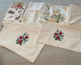 HALF OFF! $7.00 NOW, WAS $14.00..................Linens, Tablecloths and Napkins (C173)F
