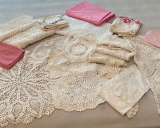 CLEARANCE ! $3.00 NOW, WAS $12.00....................Misc Linens and Doilies (C168)