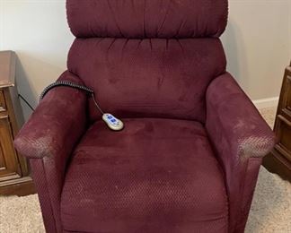 CLEARANCE ! $15.00 NOW, WAS $50.00....................Electric Lift Chair, worn fabric but works well if needed (C158)