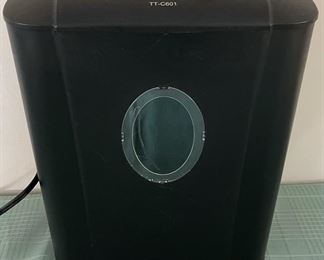 HALF OFF! $7.00 NOW, WAS $14.00.................Small Shredder works good (C106)
