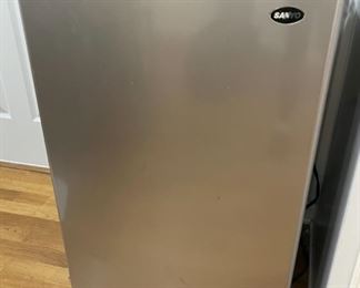 REDUCED! $41.25 NOW, WAS $55.00....................Small Refrigerator (C097)