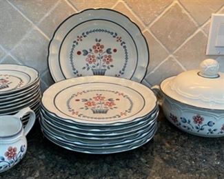 CLEARANCE ! $10.00 NOW, WAS $40.00.....................Cumberland Stoneware by Hearthside Brambleberry (C062)