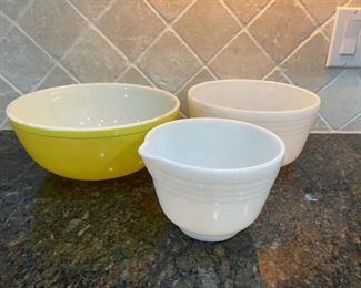 REDUCED! $18.75 NOW, WAS $25.00.....................Large Yellow Pyrex and 2 mixing bowls (C042)