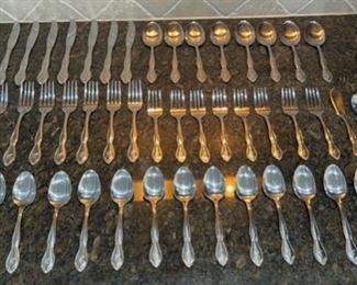 HALF OFF! $25.00 NOW, WAS $50.00...................Customcraft Stainless Silverware Set (C038)F