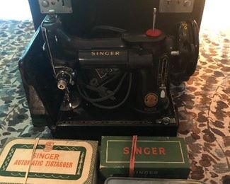 ANTIQUE SINGER FEATHERWEIGHT SEWING MACHINE W/CASE & ACCESSORIES