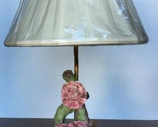 https://www.ebay.com/itm/124679382194	KG0063 TABLE TOP LAMP WITH 3 ROSES CERAMIC		Buy-It-Now	29.99
