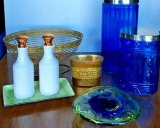 https://www.ebay.com/itm/114764856379	KG0069 LOT OF MISC HOME DECORATIVE GLASS JARS, BOTTLES, DISHES		Buy-It-Now	 $24.99 
