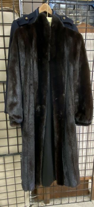 https://www.ebay.com/itm/114777621109	CF9200 Black Mink Full Length Coat by Blackblama UShip or Local Pickup		Buy-it-Now	 $1,299.99 

