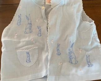 This is just perfect for Easter! This is a part of a group of approx 30 pieces of linens for $30 as a lot.  All in Perfect Condition!