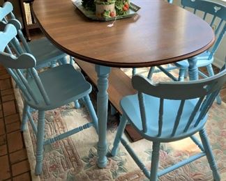 This oval table has extra leaves.