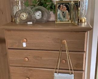 5-drawer chest; matching lamps