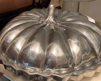 Metal ware pie keeper