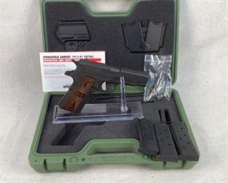 Serial - WW118571
Mfg - Springfield Armory
Model - Champion 1911
Caliber - 45 Auto
Barrel - 4"
Magazines - 3
Type - Pistol
Located in Chattanooga, TN
Condition - 3 - Light Wear
This lot contains a Springfield Armory Champion chambered in 45 Auto. This 1911 is in a Commander size with a 4" barrel. It comes in the factory box with factory accessories, belt loop holster and double mag holster and 3 mags.